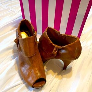 Used Deep Saddle Tan Leather Open Toe Heels. Size 9.